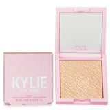 カイリー・バイ・カイリー・ジェンナー  Kylighter Pressed Illuminating Powder - # 080 Salted Caramel   8g/0.28oz